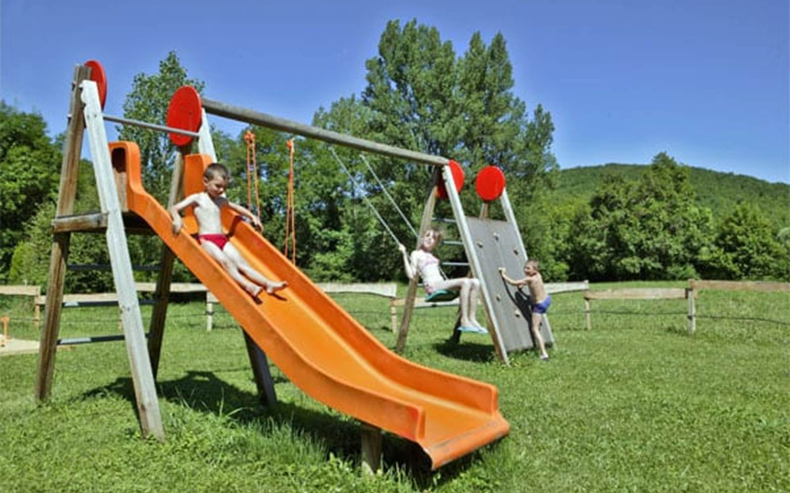 "Le Clos du Moulin", Village de Gîtes en Périgord : aire de jeux pour les enfants
