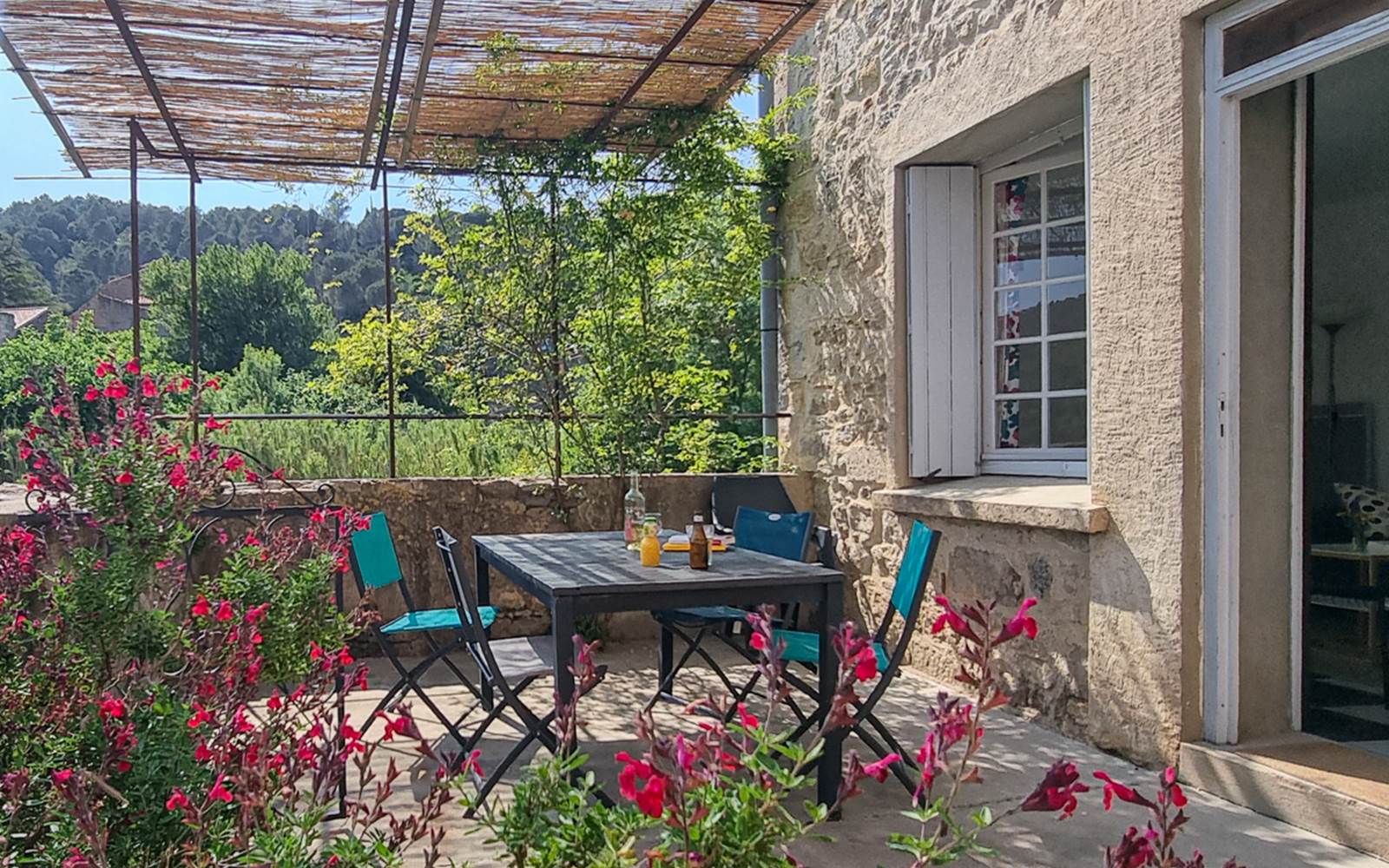 Maison de Mauricette Gite Lagrasse terrasse fleurie ombragée bord de l'Orbieu