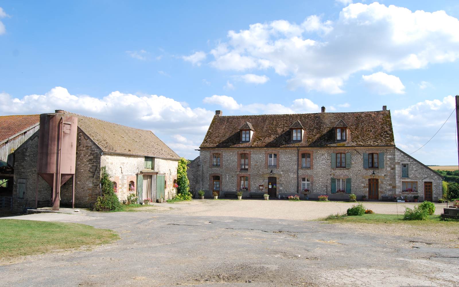 Bâtiment principal. Vue en entrant dans la cour.