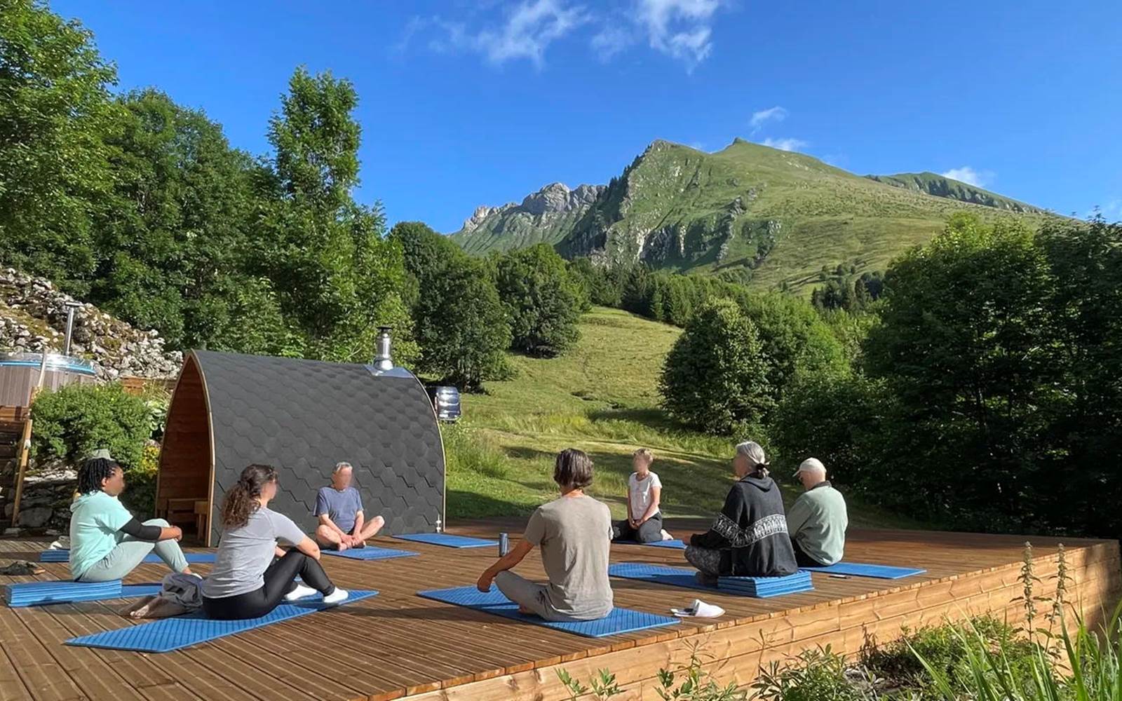 Profitez d'un éveil matinal sur la terrasse extérieure face à la montagne.