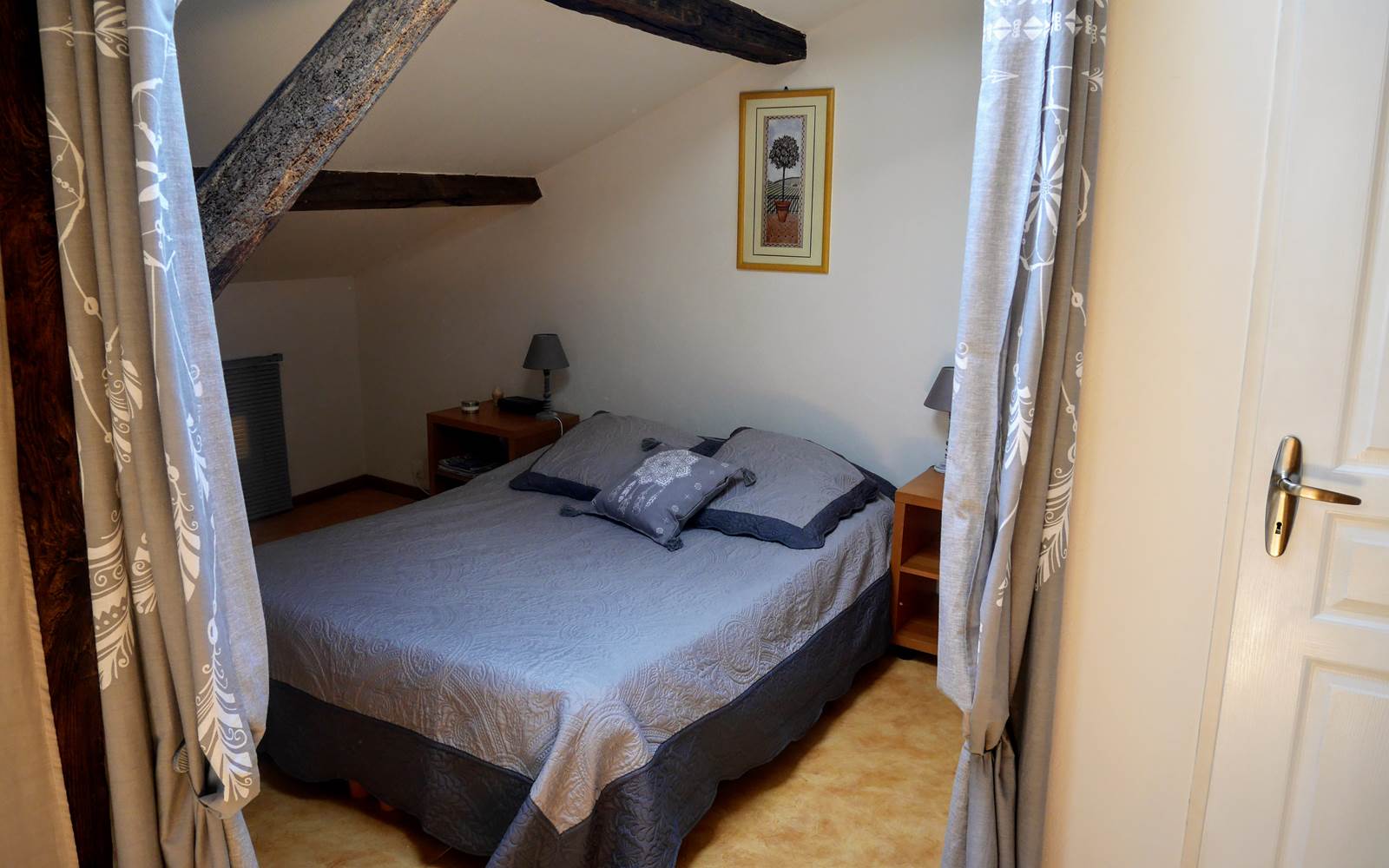 chambre 5, chambre dortoir  à l'étage. 2 lits en 120 + 1 lit électrique en 140