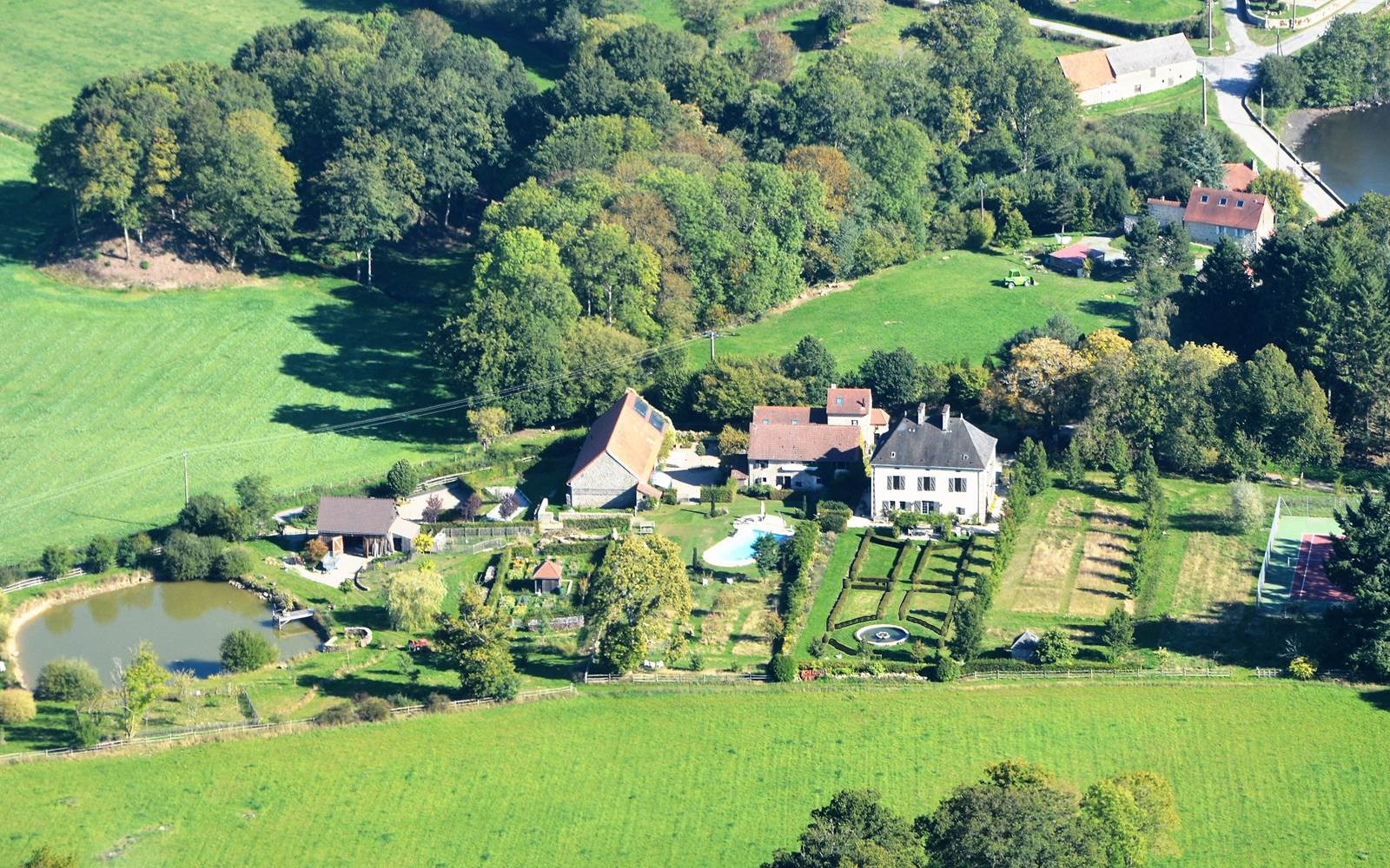 Deux cottages de charme 4 étoiles dans un domaine paysagé aavec piscine chauffée, tennis et étang de pêche privés