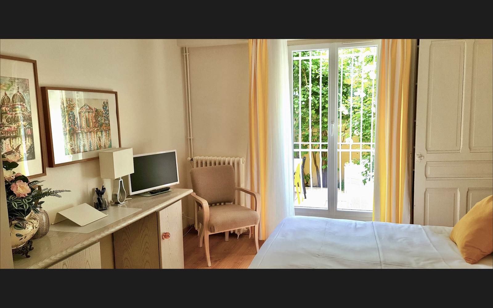 VILLA DU LAC VICHY - chambre : bureau / console / TV
