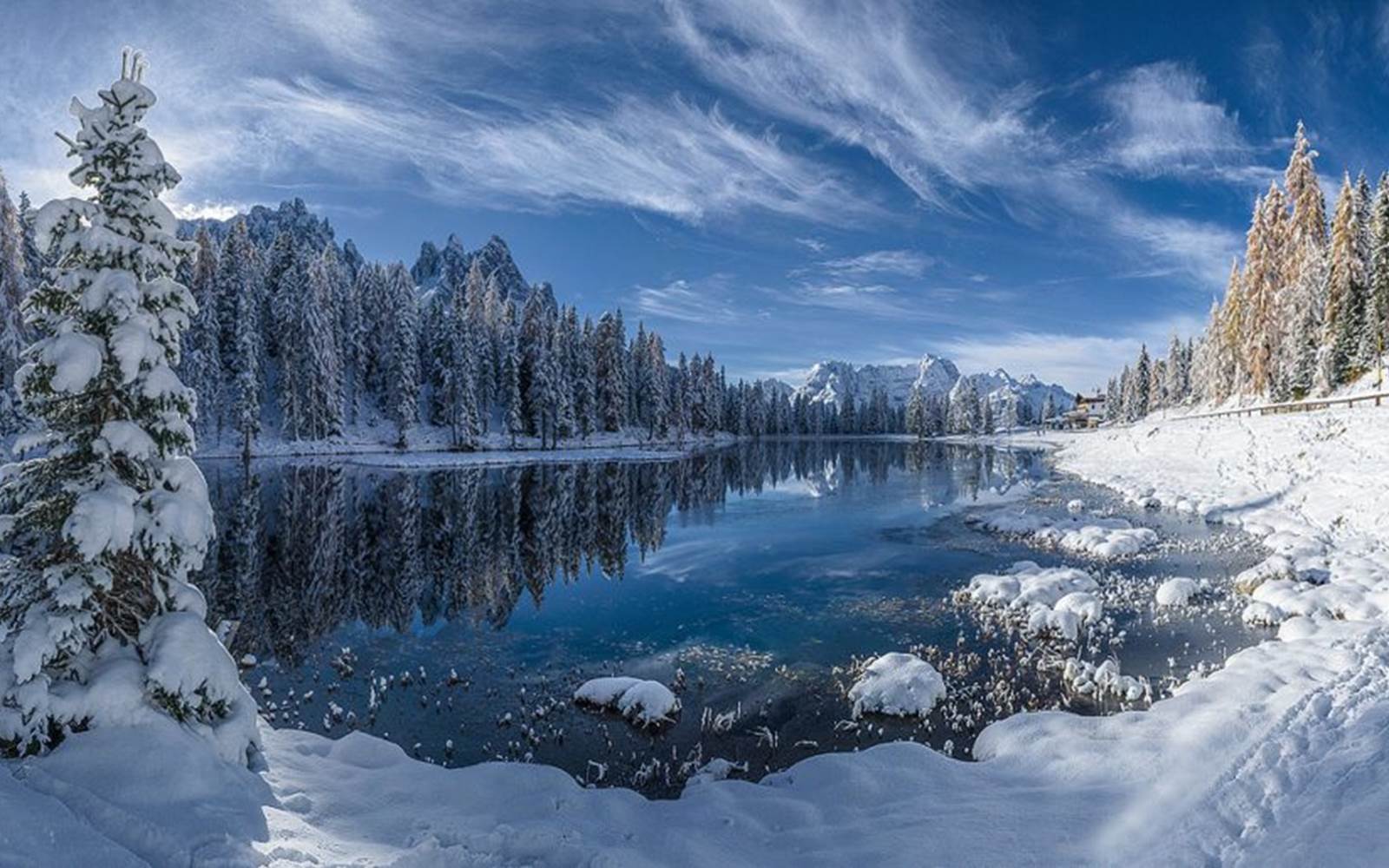 Lac des vosges sous la neige