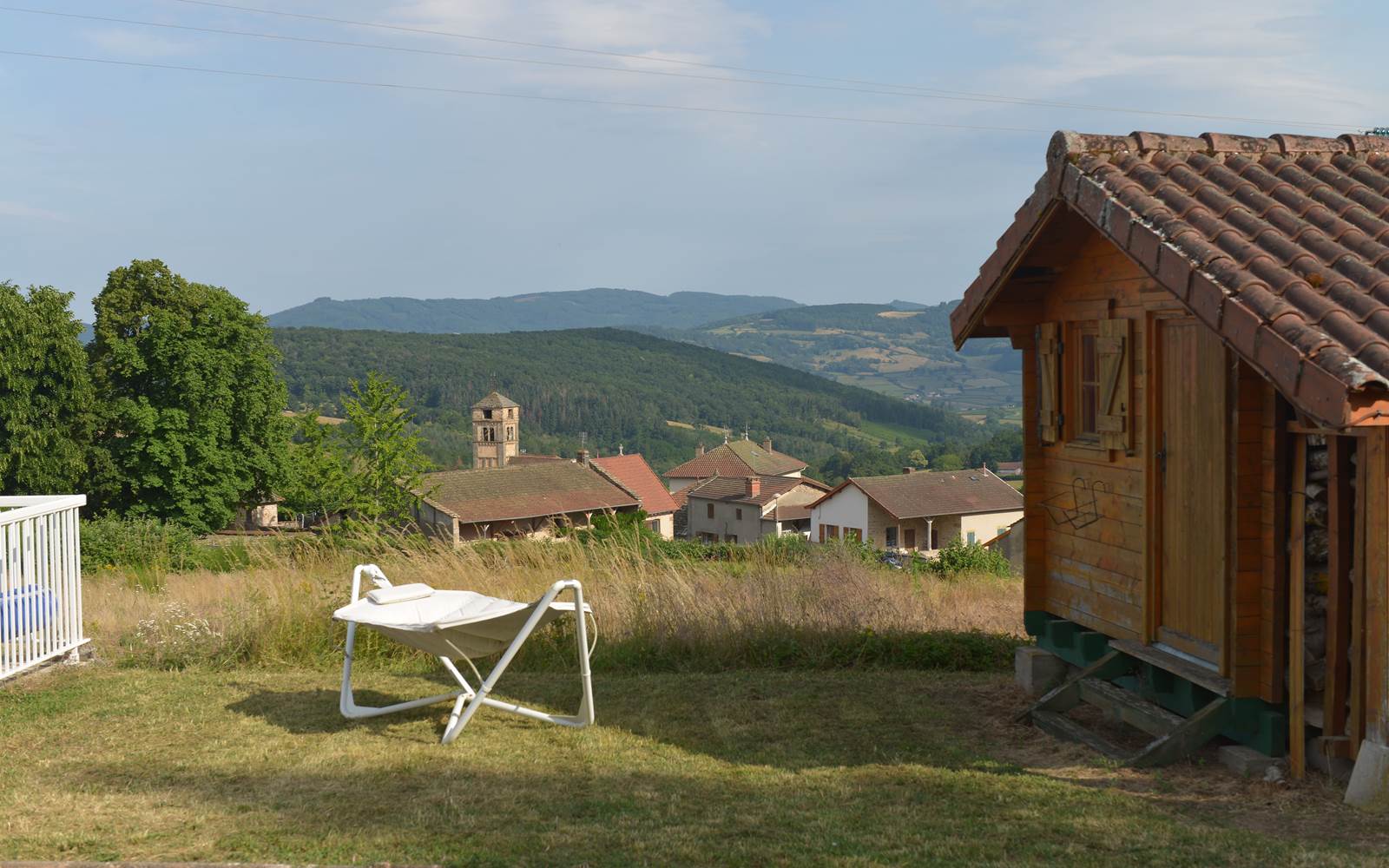 pelouse à côté de la piscine