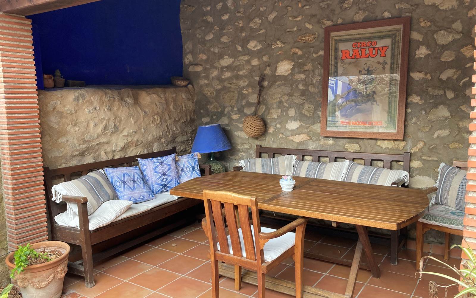 Patio con sillas