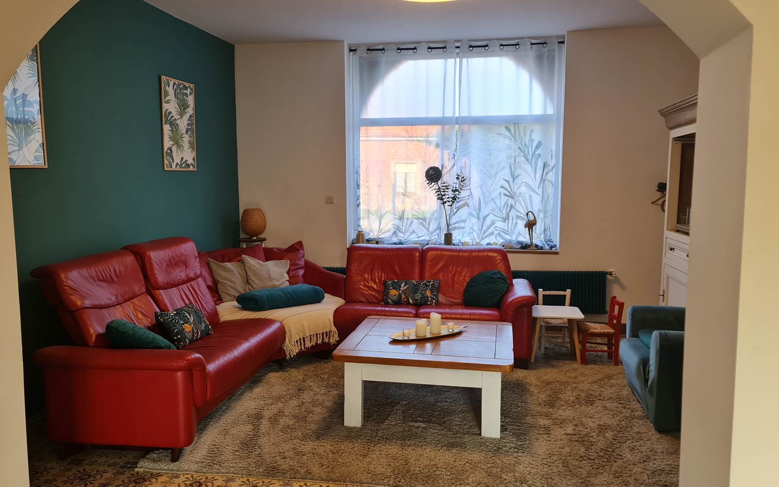 Un grand salon où tout le monde peut s'asseoir confortablement