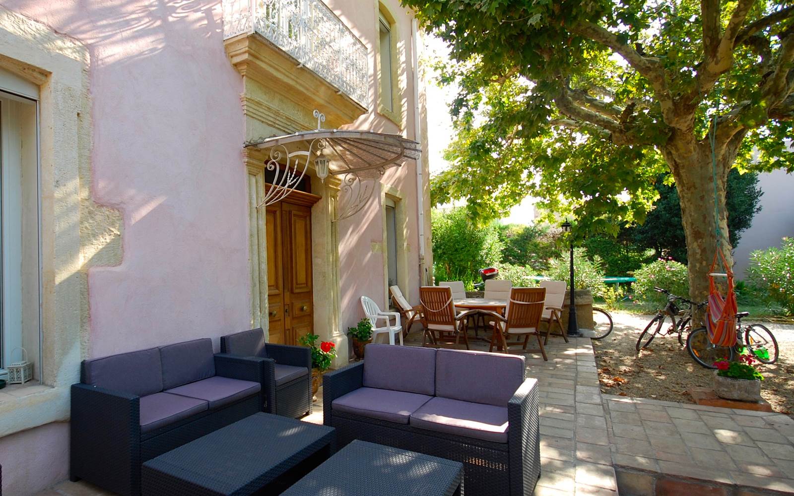 Terrasse et apéro au Mas Richard
