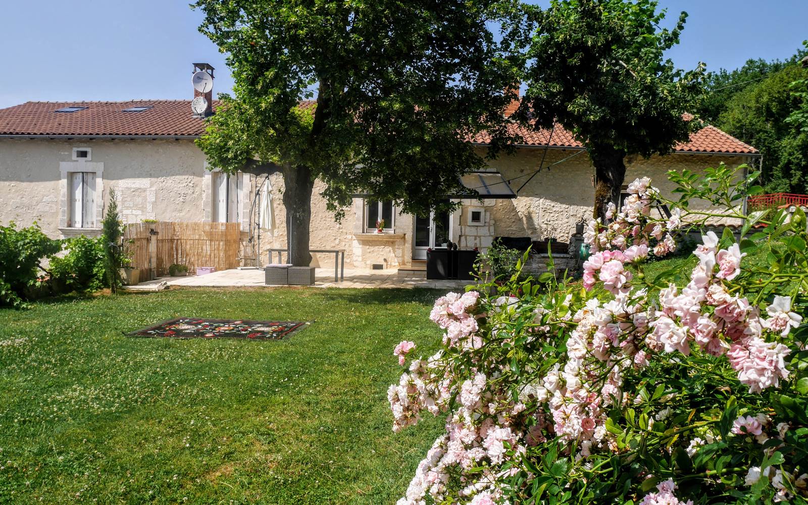 vue devant la villa maeltri côté cuisine