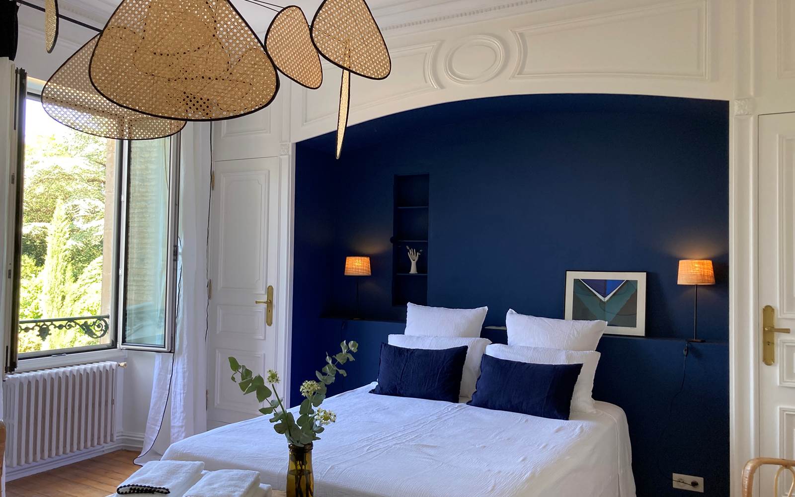 Chambre bleue avec vue sur le jardin