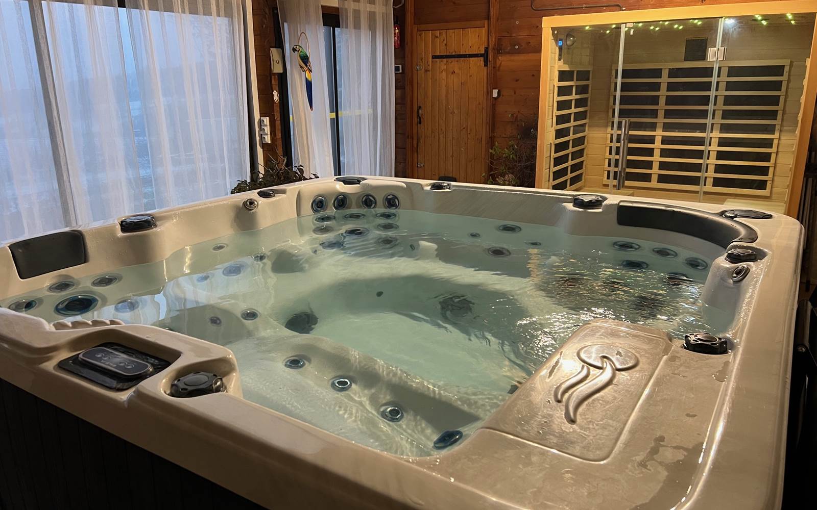 Espace bien-être dans véranda avec Spa (6 places) et Sauna