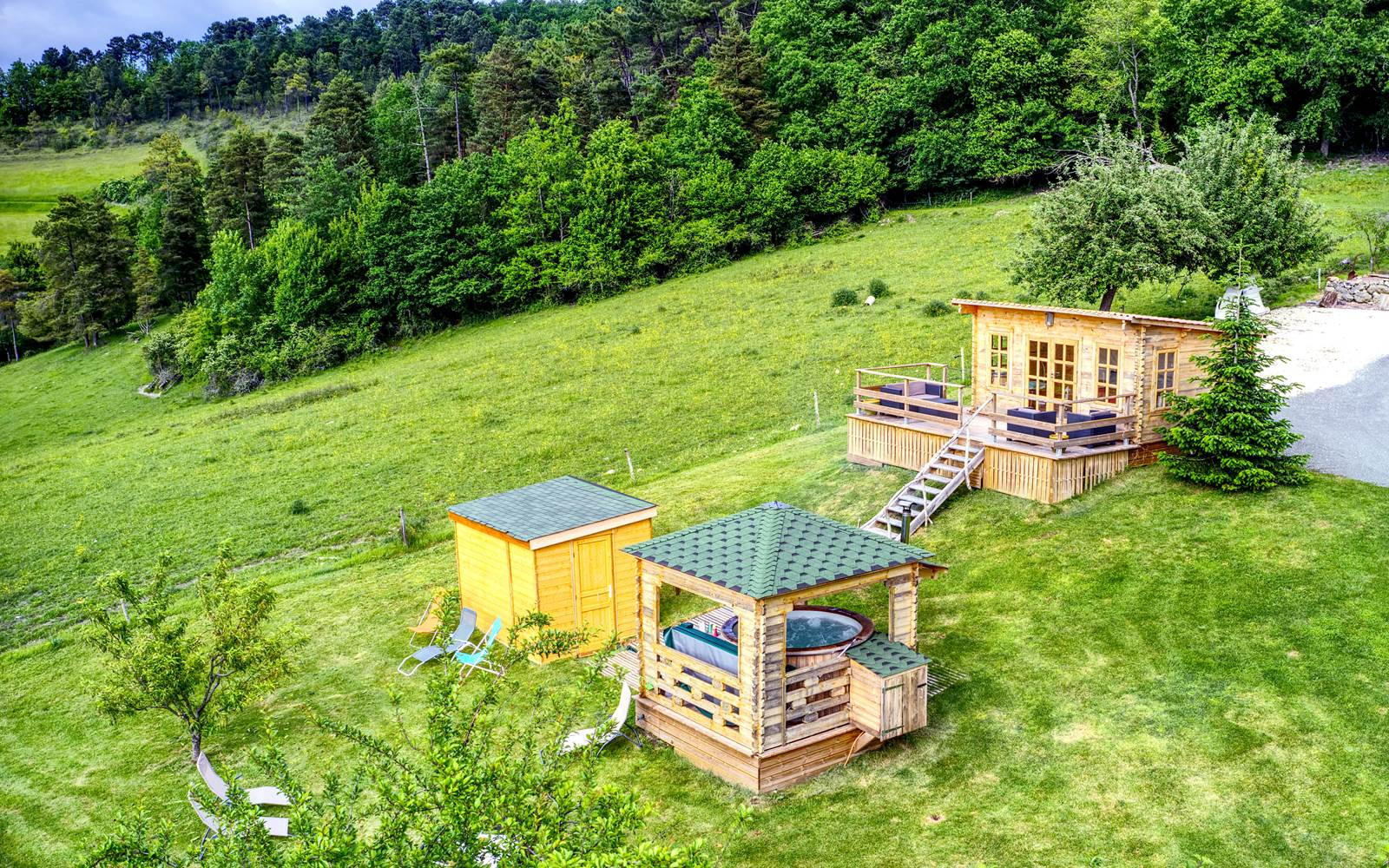 vue aérienne de l'espace balnéo - bain nordique + chalet cocooning + sauna infrarouge