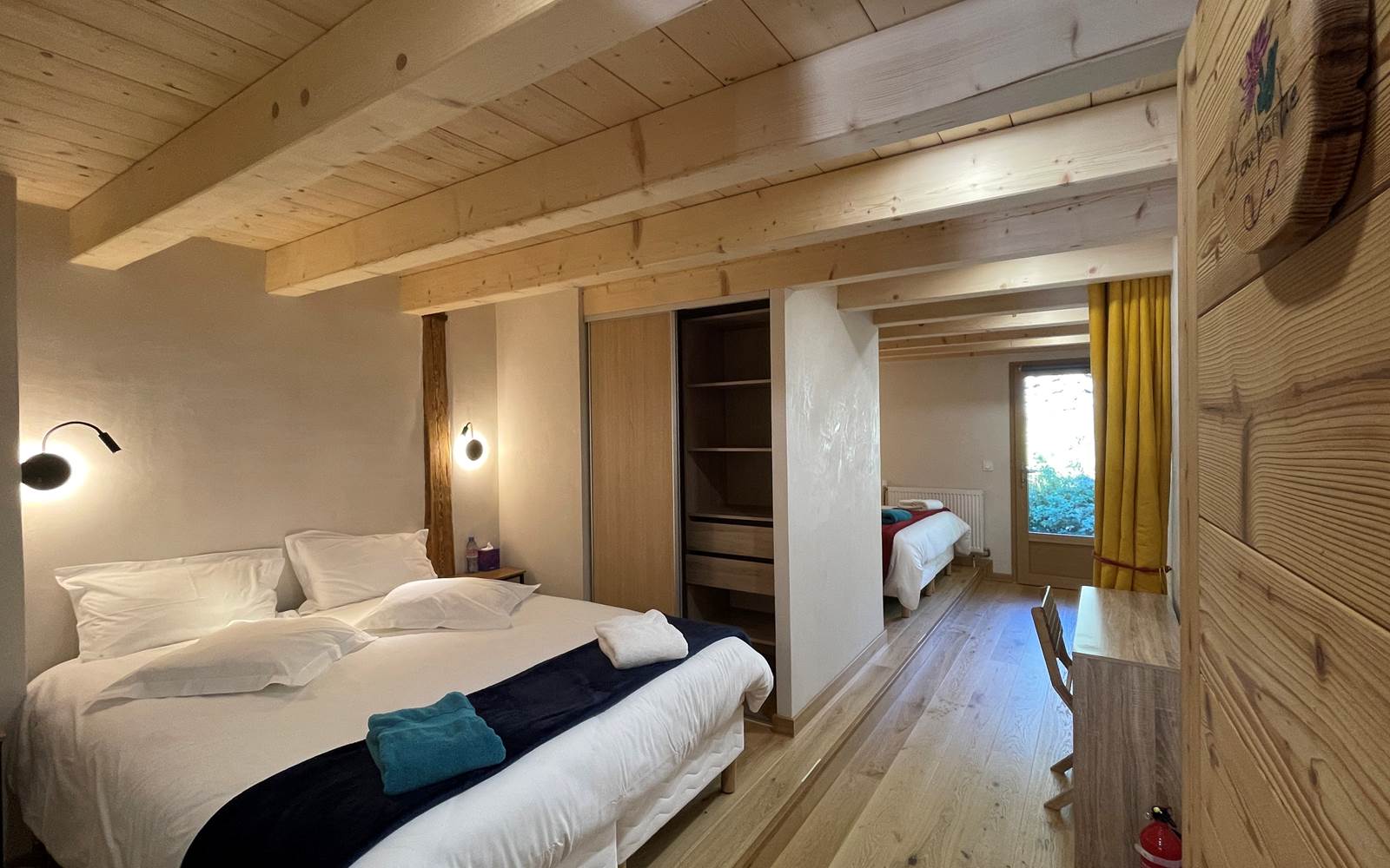 Chambre partagée Joubarbe 2 lit double bien séparé pour plus d'intimité, avec salle de bain et un accès extérieur direct au Jacuzzi.