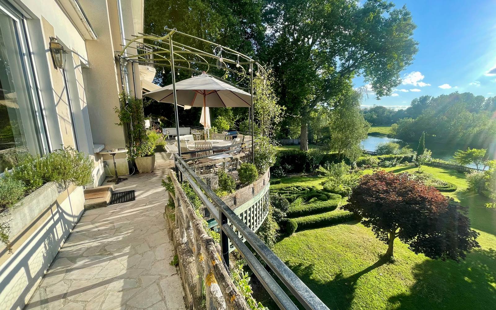 Location saisonnière Maine et Loir grande terrasse