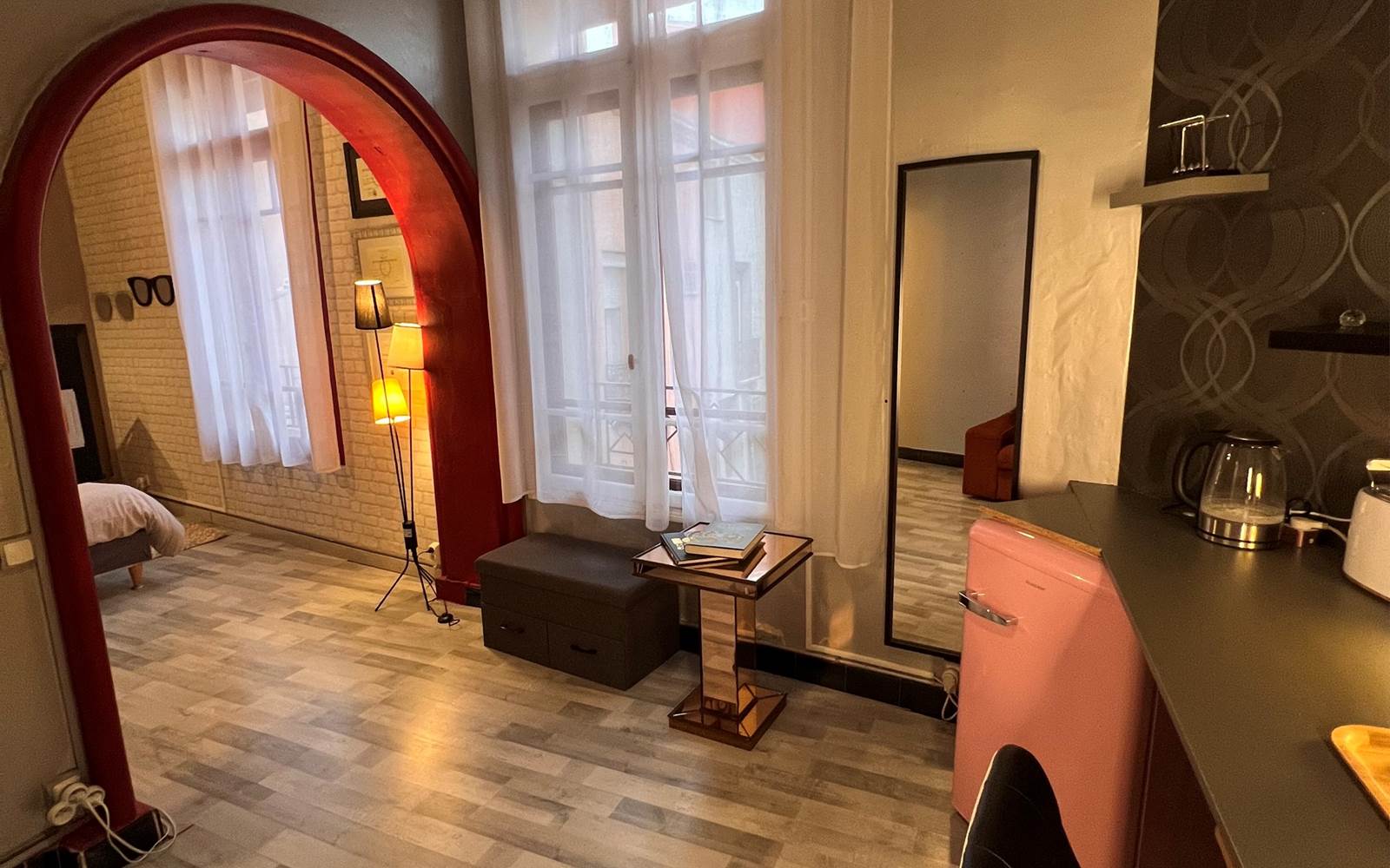 chambre avec espace petit dejeuner :mini bar bouilloire Senseo grille pain