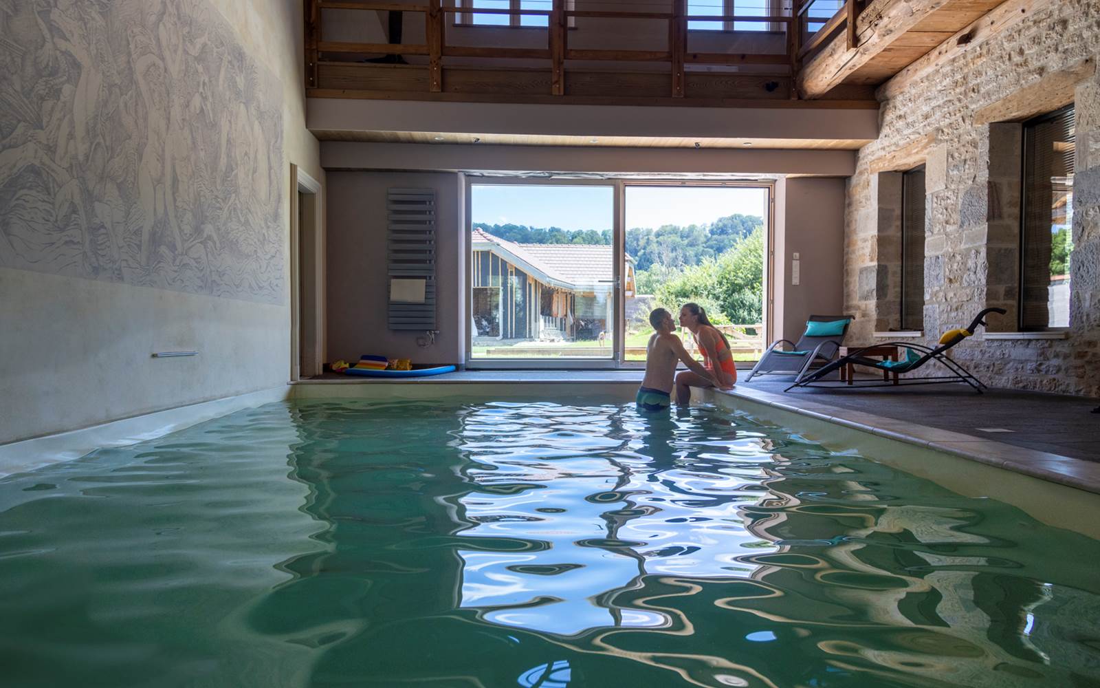 profitez de la piscine intérieure chauffée à 28° quelque soi le temps à l'extérieur