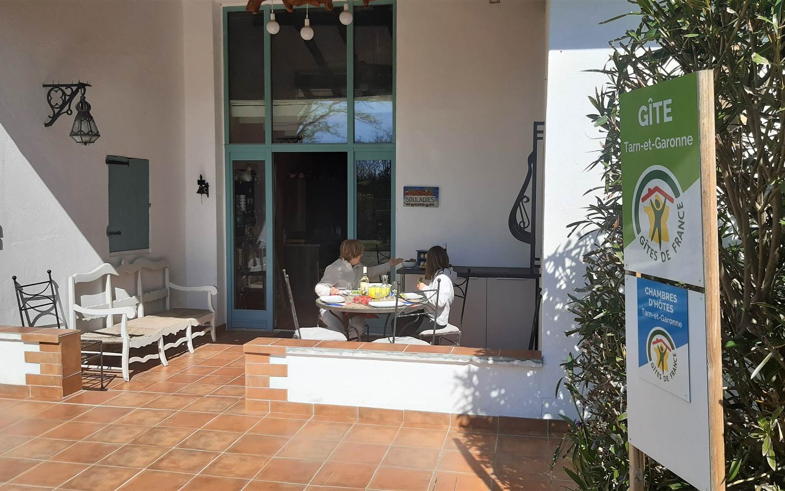 Un bon déjeuner en terrasse pour des vacances réussi