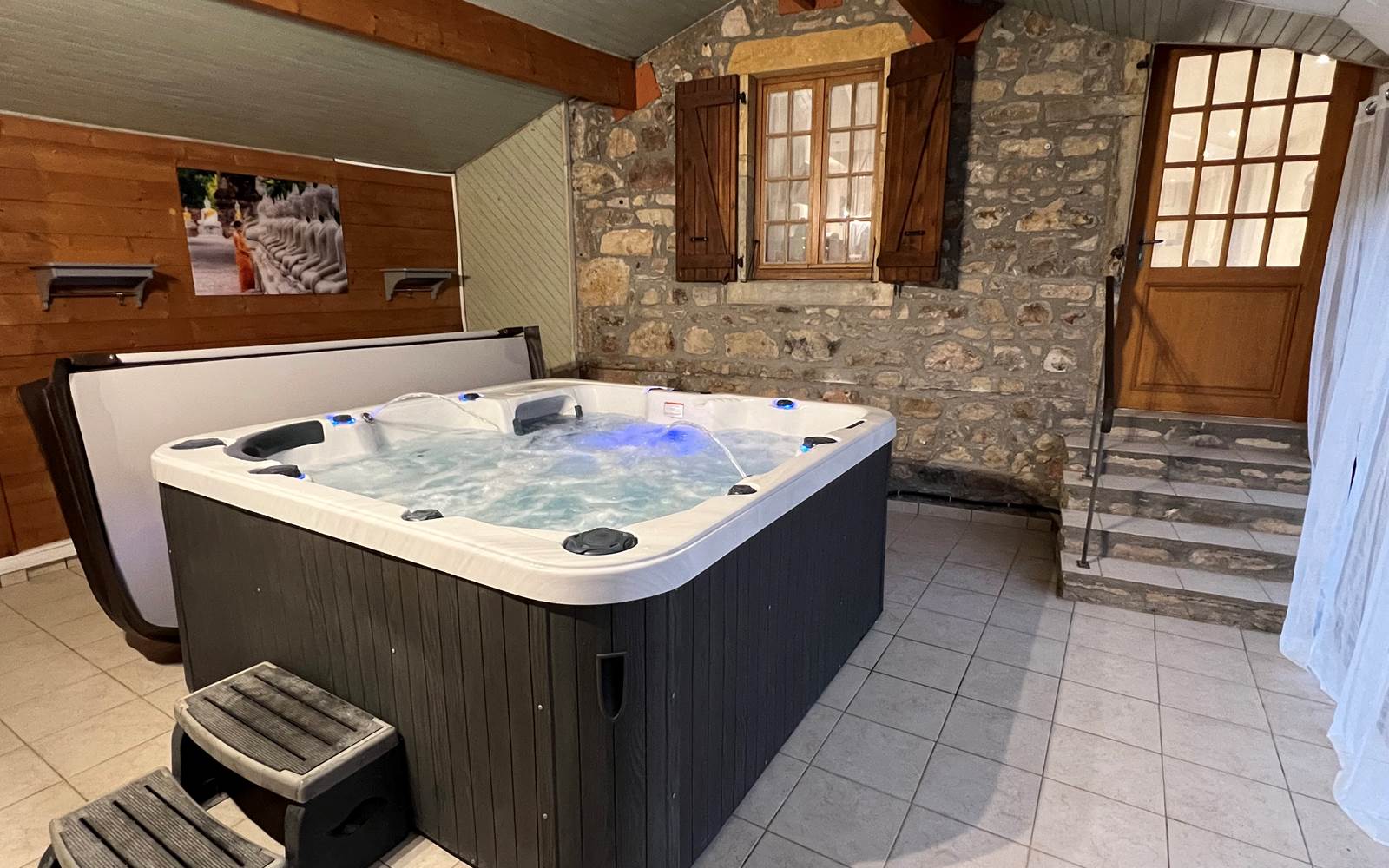 spa 6 places dans véranda qui remplace la piscine en hiver