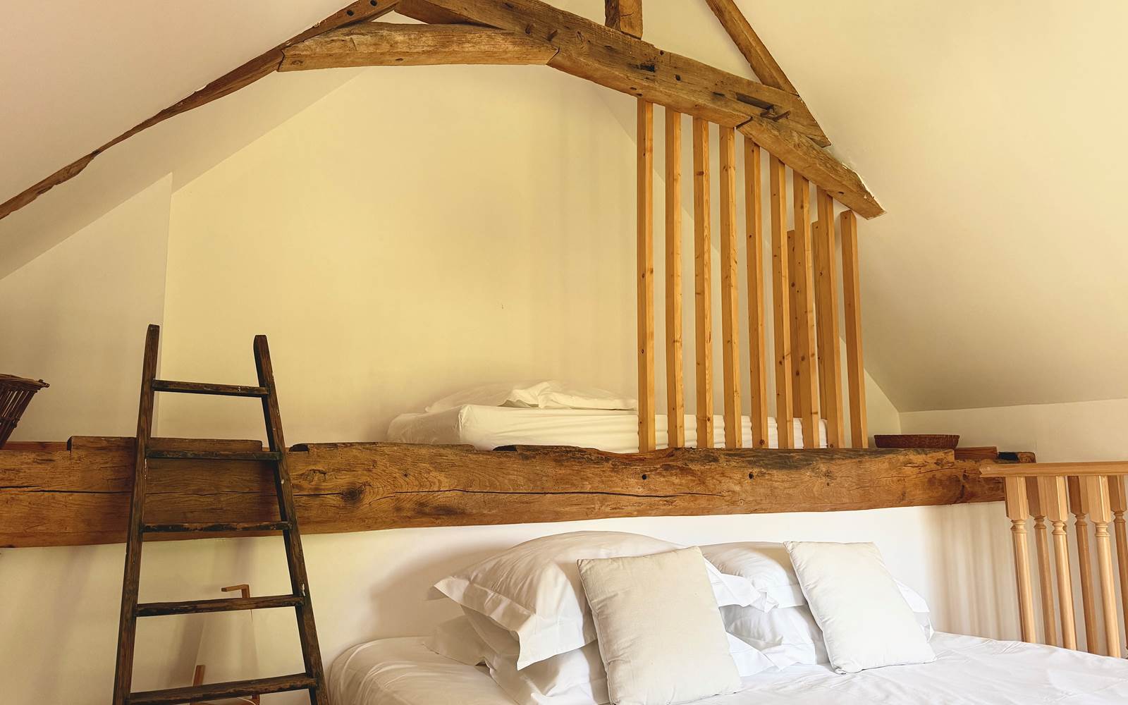 Toutes nos suites disposent d'un lit de haute qualité king size réalisé par un artisan litier local