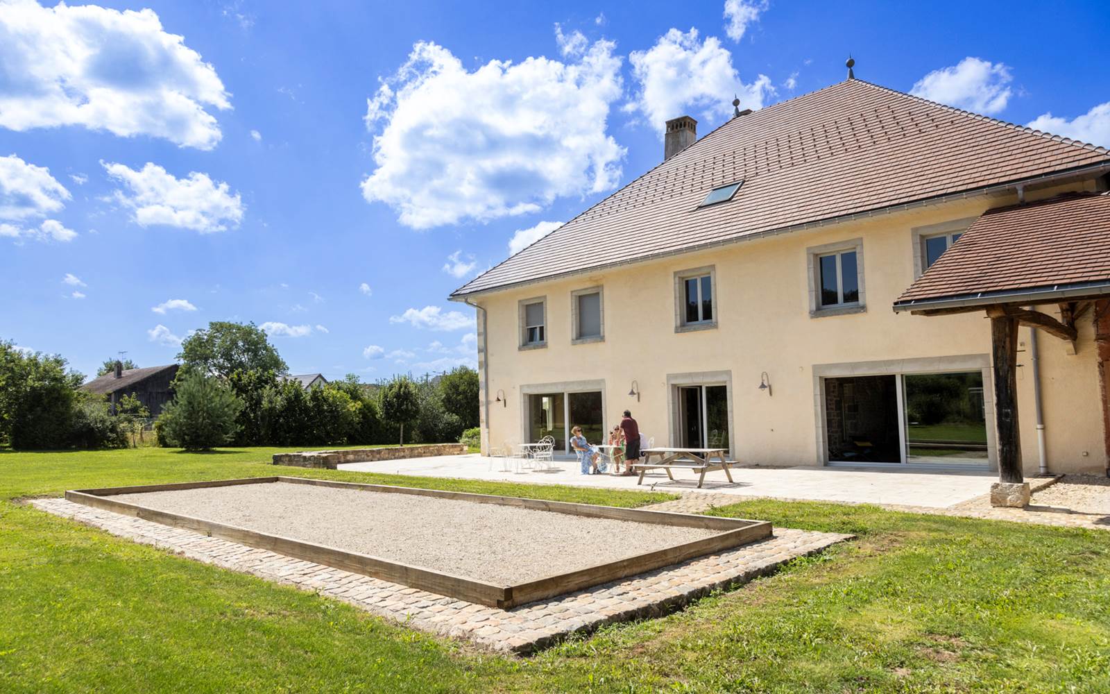 Détendez-vous sur notre terrasse après une partie de pétanque au Relais des Deux Tours