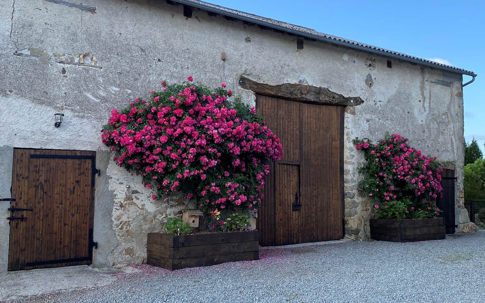 Photo de la façade nord des granges - Chambres d'hôtes La Grange Richard à Dinsac