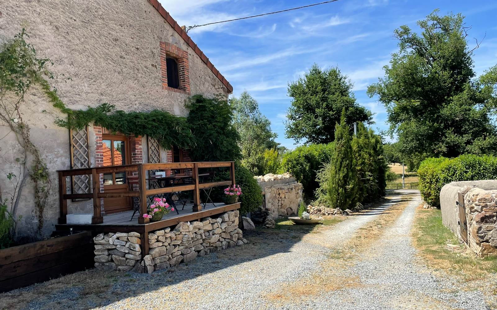 Photo de l'allée d'entrée - Chambres d'hôtes La Grange Richard à Dinsac