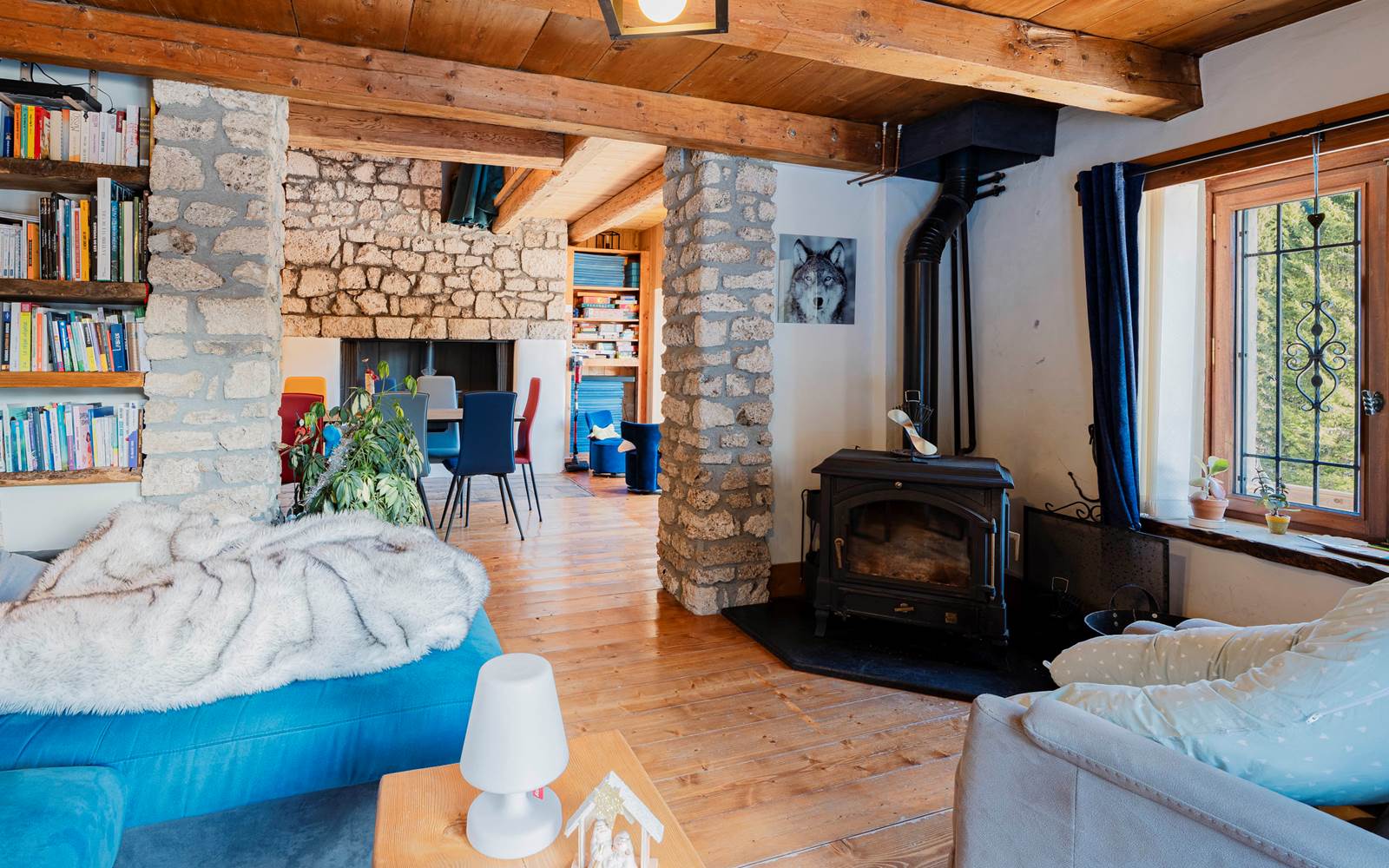Votre petit salon avec son poêle à bois pour des soirées cocooning au coin du feu.