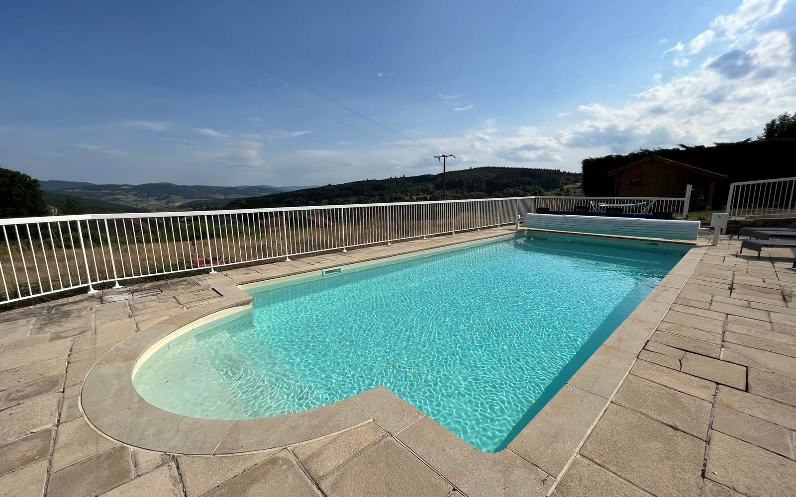 vue piscine et vallée dérrière
