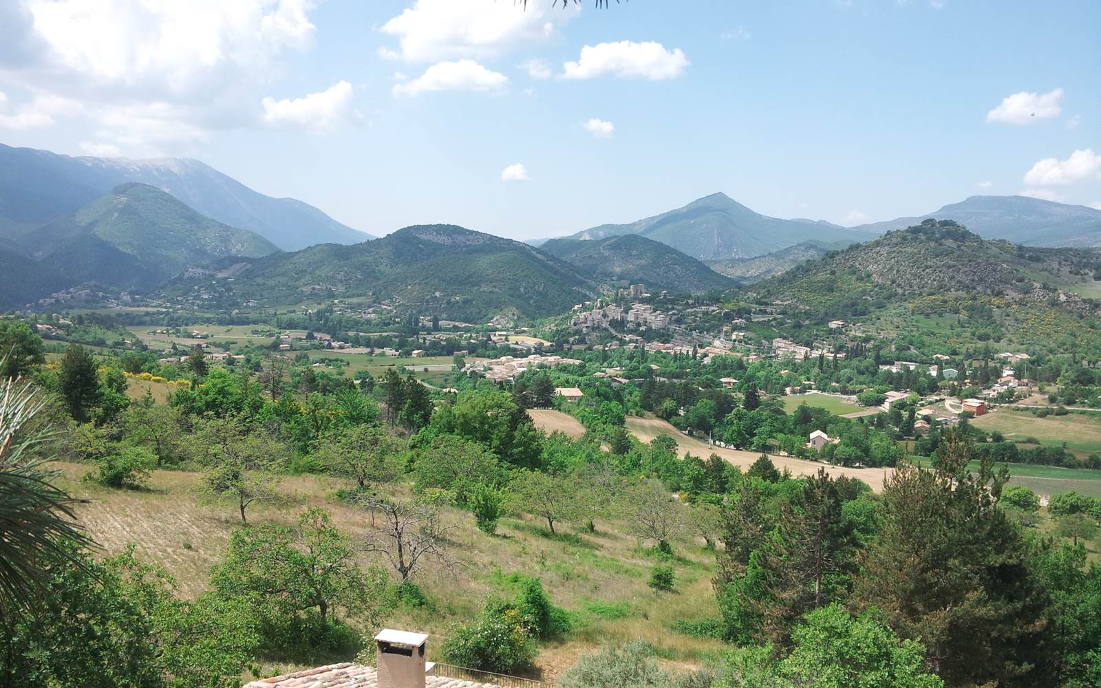 Vue panoramique du Deffends sur le  Mont Ventoux, le village de Montbrun les bains, le Buc, la montagne de Gênes...