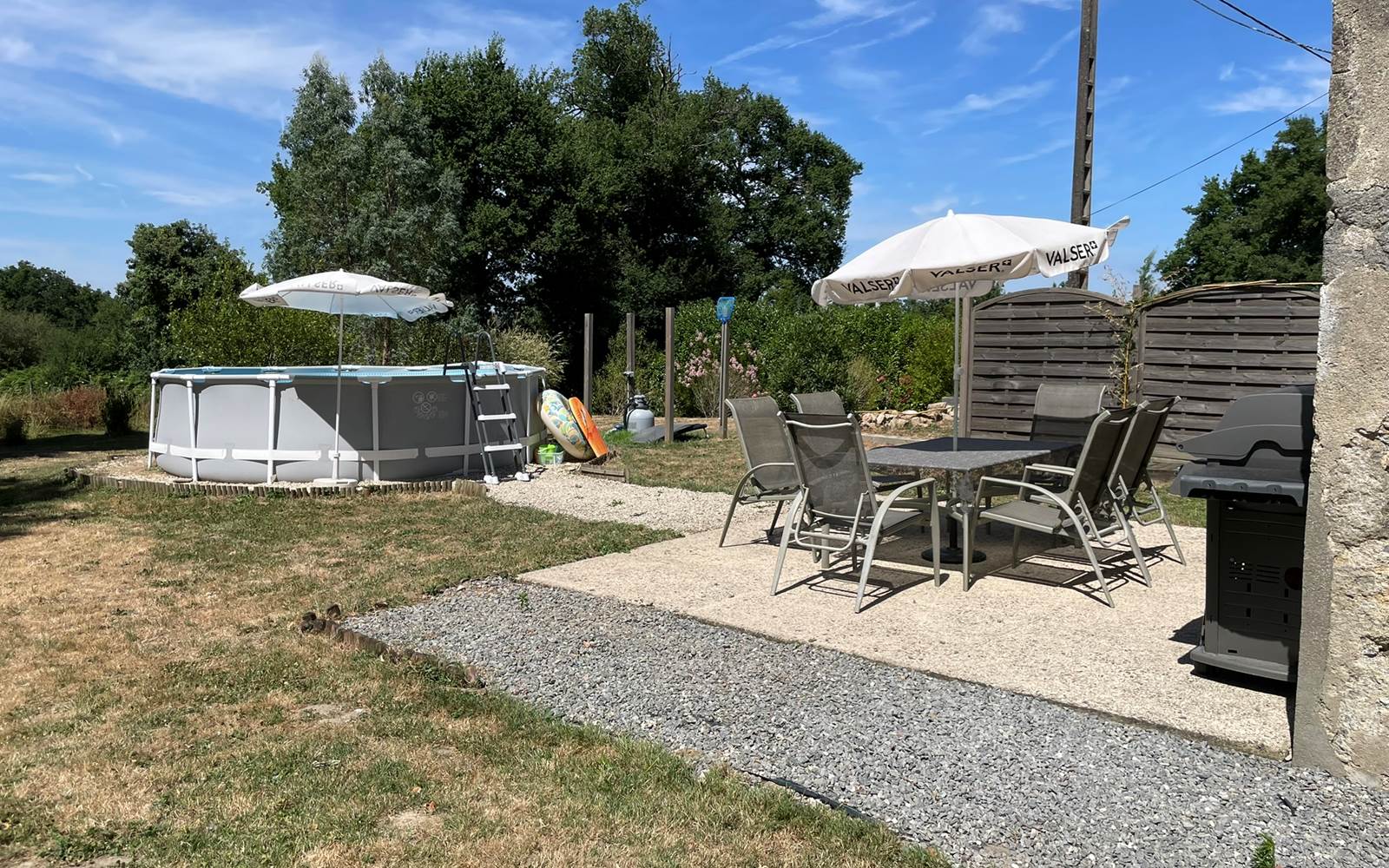Photo de la terrasse côté piscine - Chambres d'hôtes La Grange Richard à Dinsac