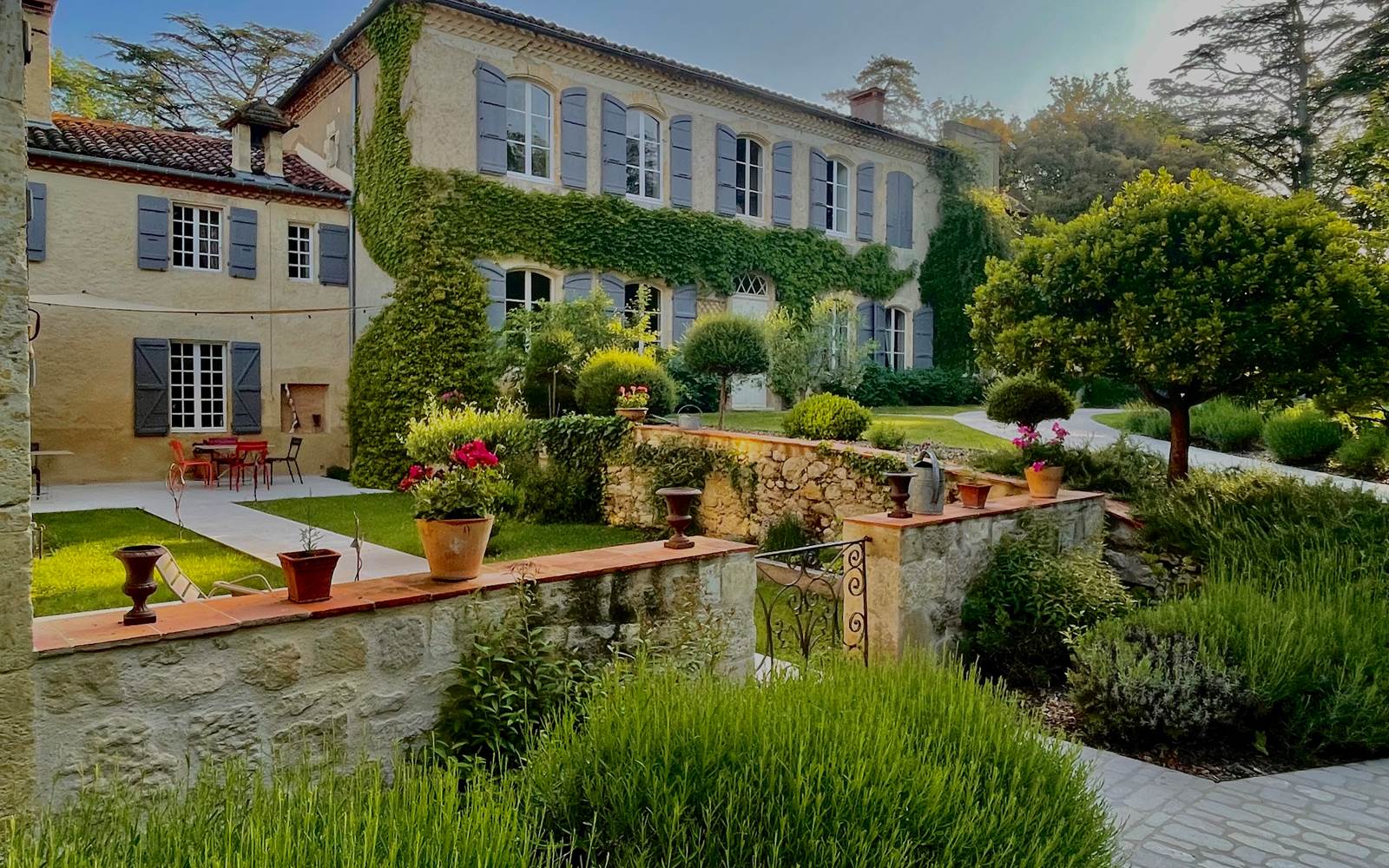 Jardin et Terrasse des petits déjeuners savoureux - Maison Gascony Gers