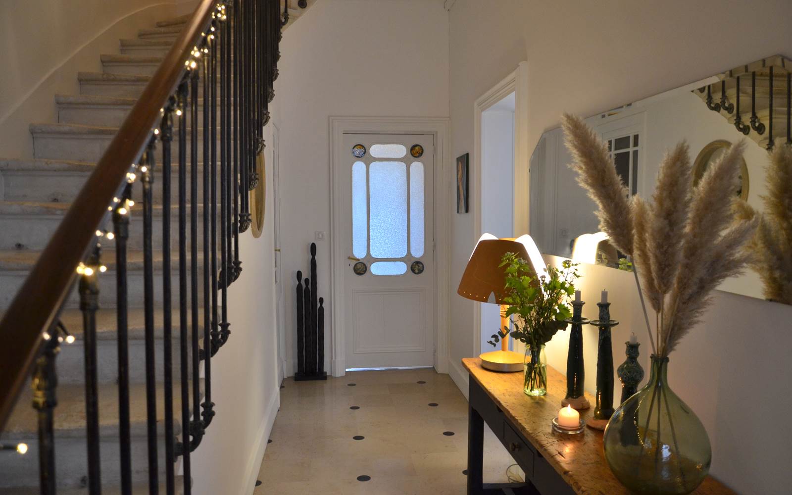 Entrée avec son bel escalier en pierre