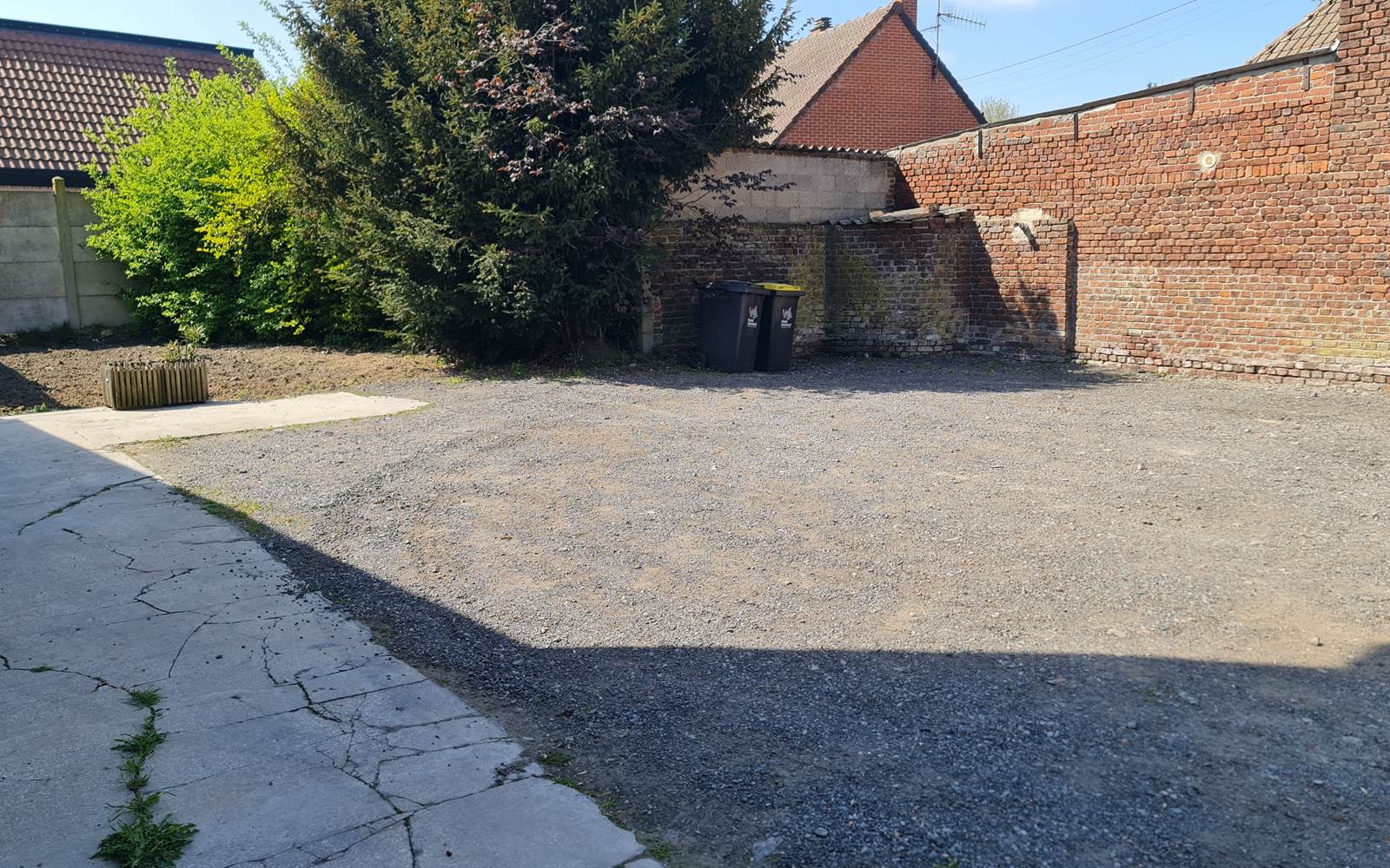 grand-parking-privé-5-voitures-location-courte-durée-lille-arras-belgique