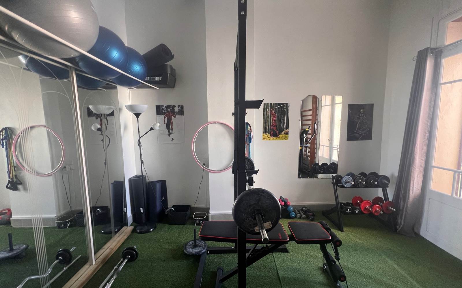 banc de musculation équipée de barres et disques