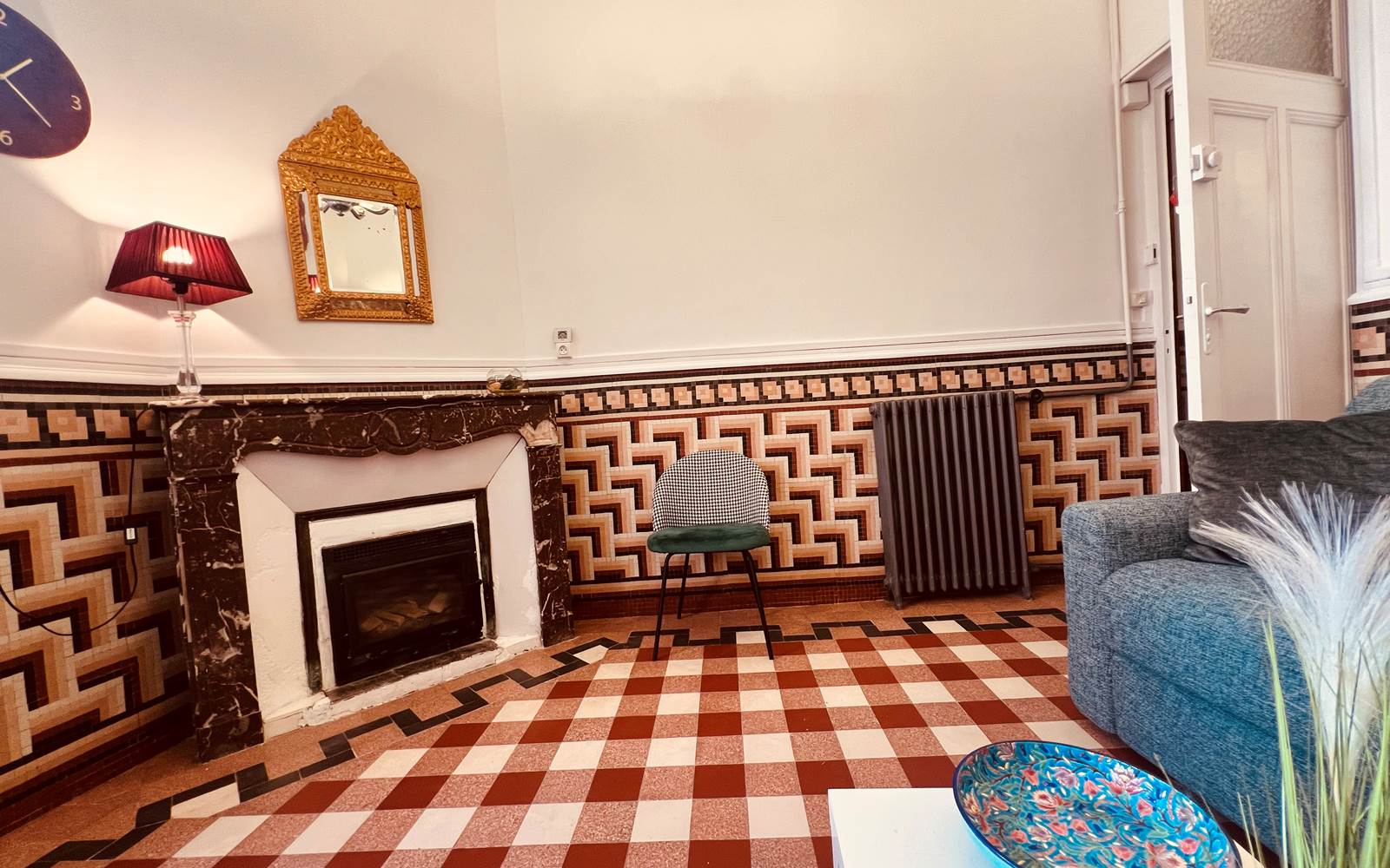 salon avec cheminée