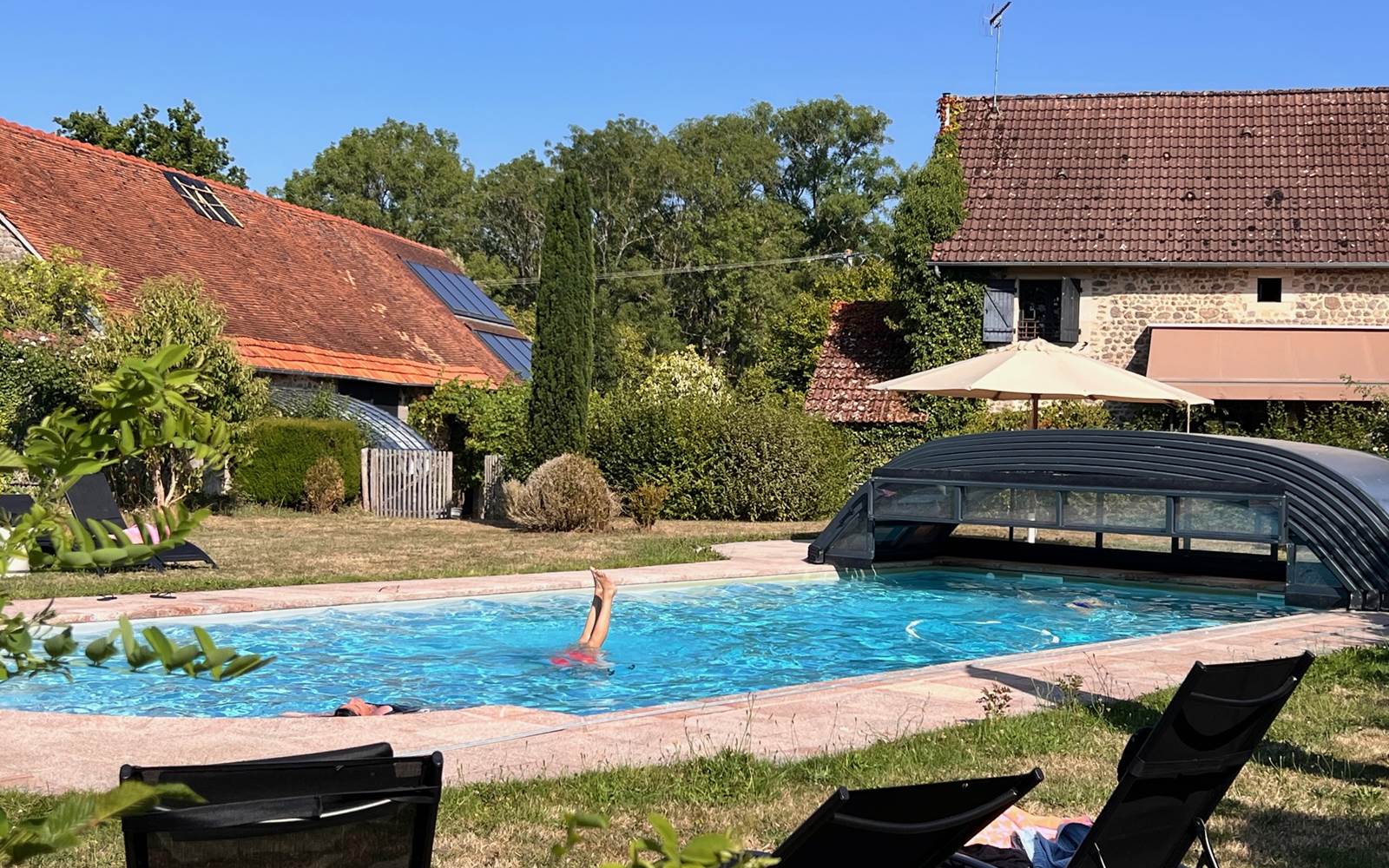 La piscine chauffée du domaine de Louveraude, avec son abri rétractable