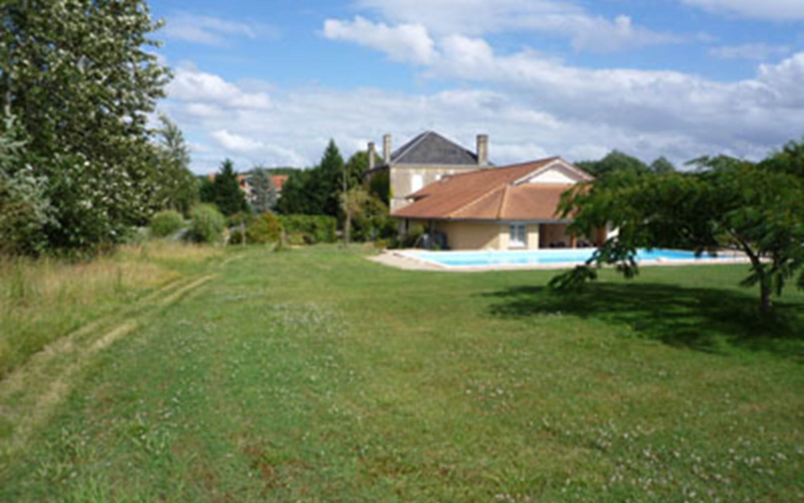 Vue,d'ensemble : jardin, piscine, gîte, maison