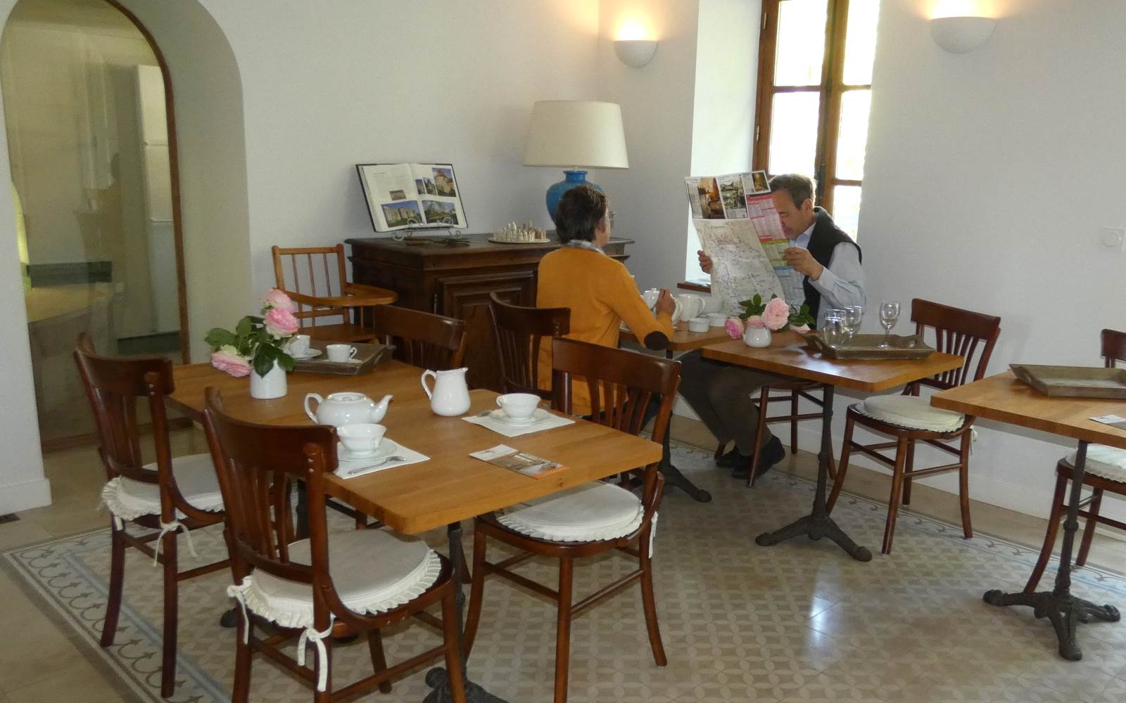 Préparation de l'excursion du matin, salle commune de l'auberge