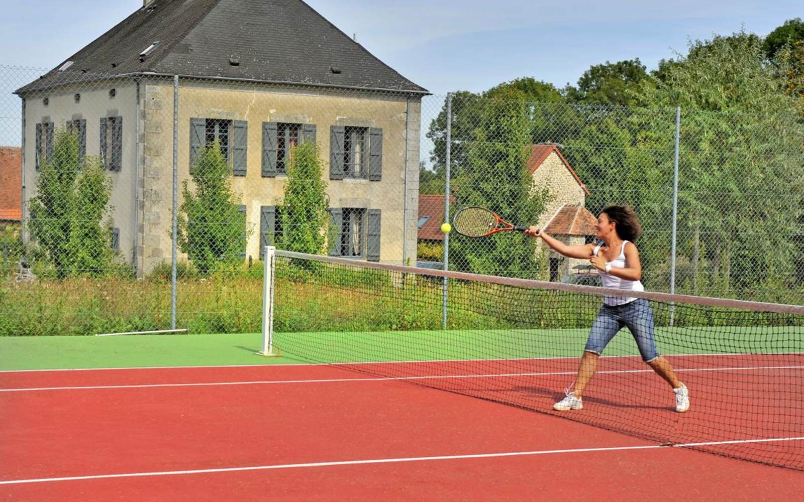 court de tennis privé du Domaine de Louveraude