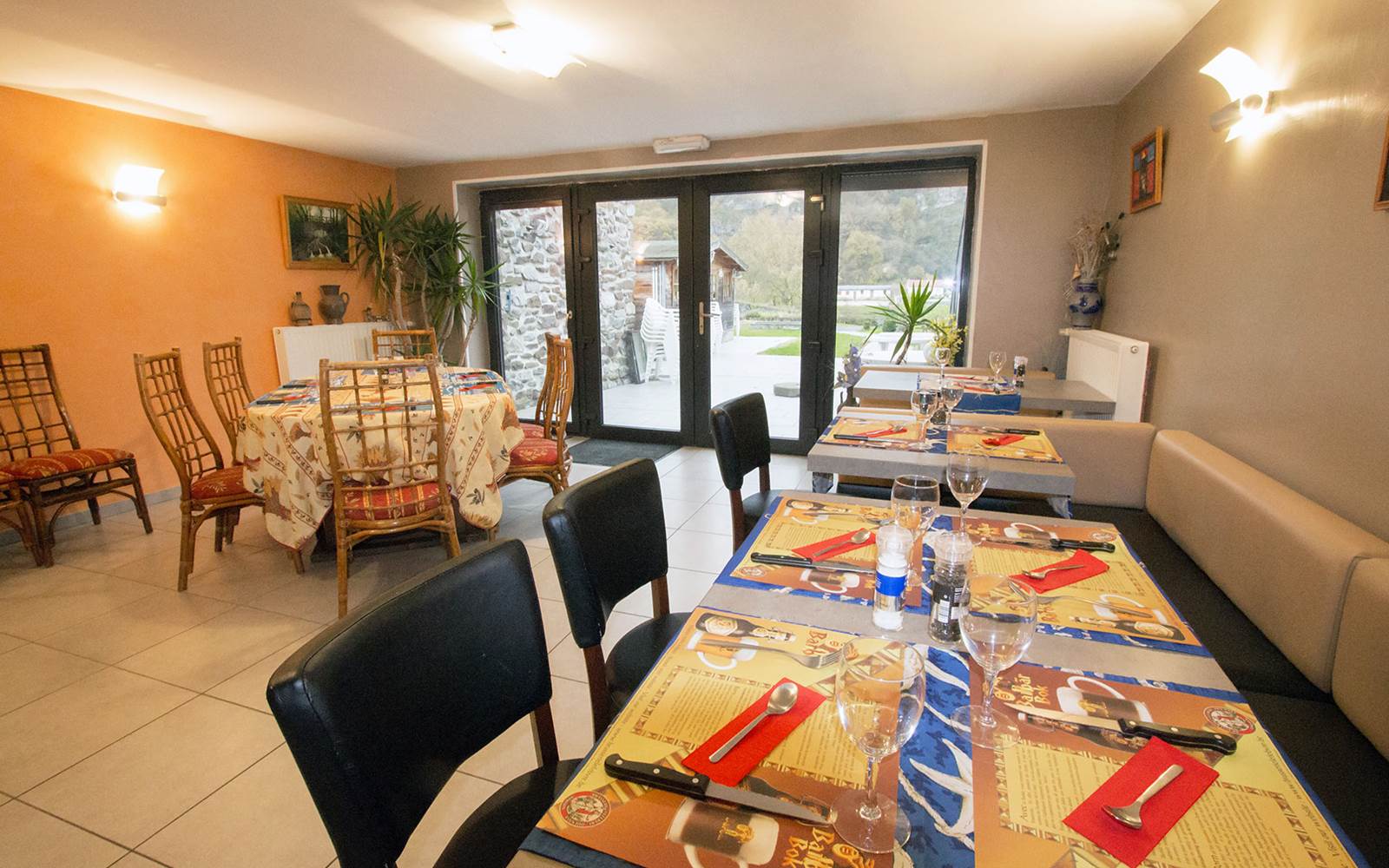 La salle de restaurant avec accès sur la terrasse