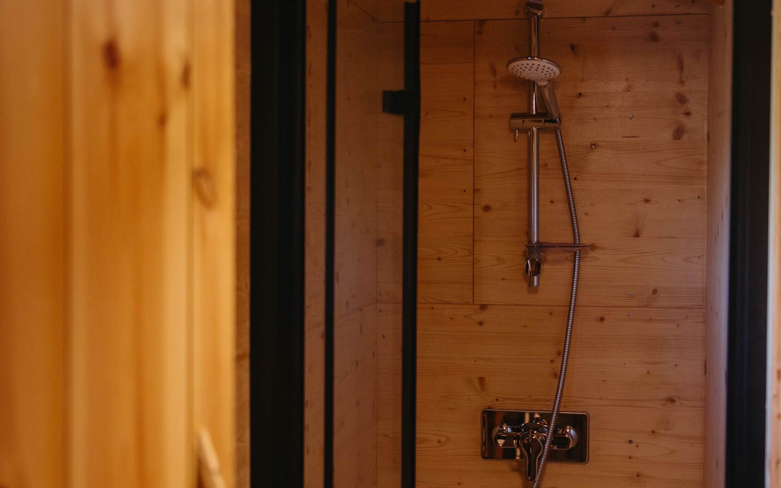 La jolie douche en bois