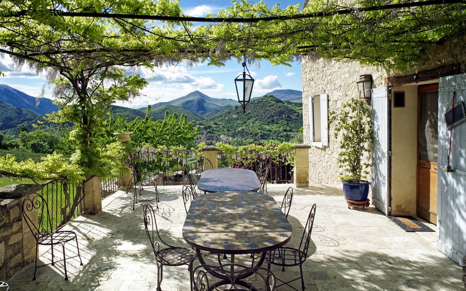 le Deffends de Redon la terrasse du petit déjeuner avec vue sur le Mont Ventoux
