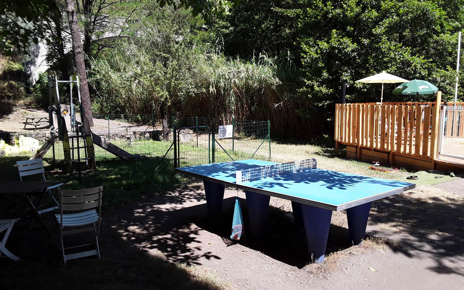 Aire de jeux et table de ping-pong