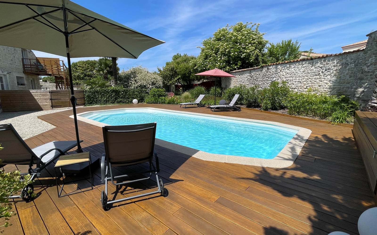 Vue piscine et terrasse La Suite