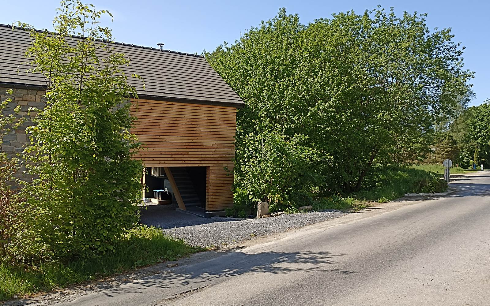 Entrée du gîte via le carport