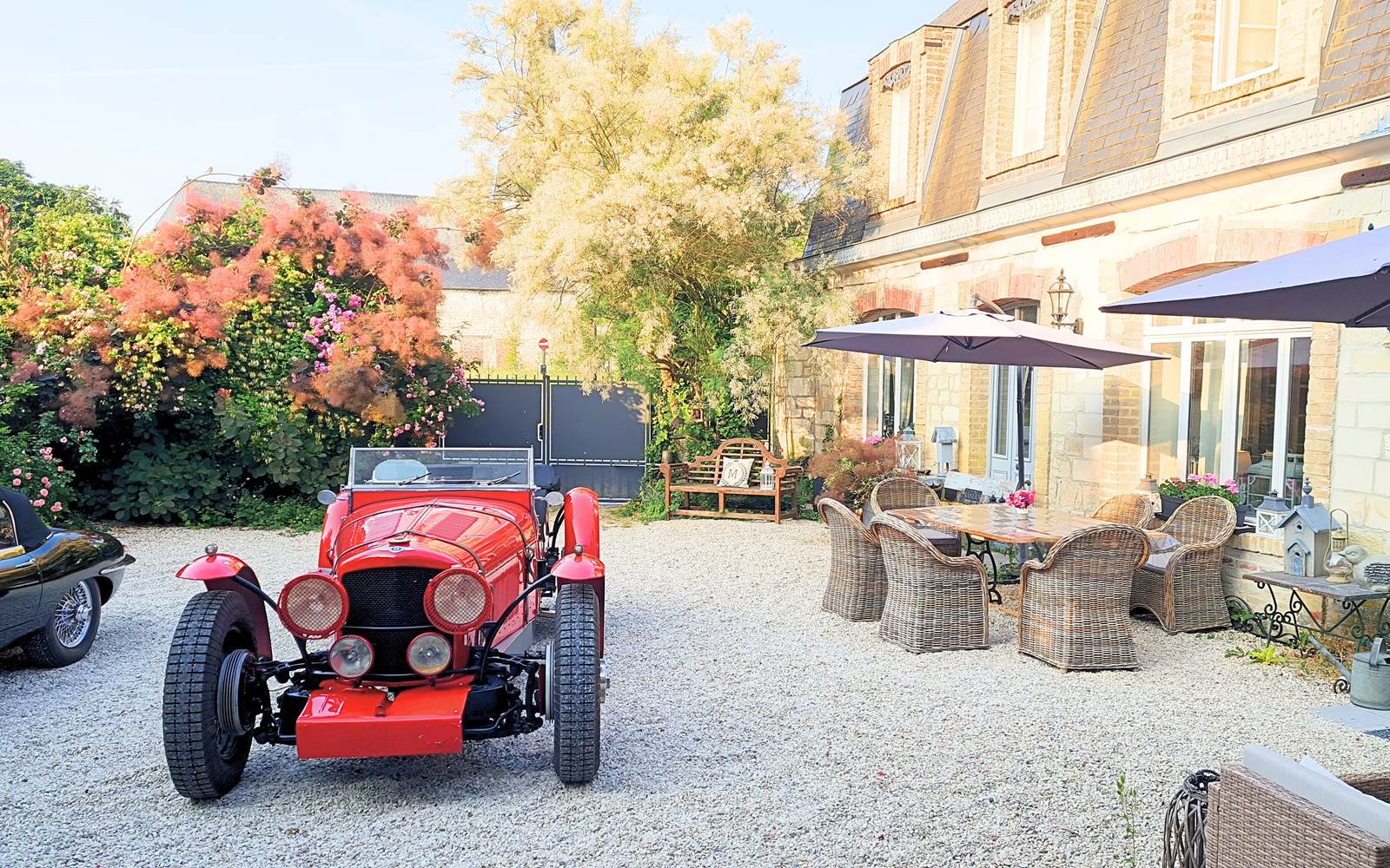 Cour intérieure et belle voiture