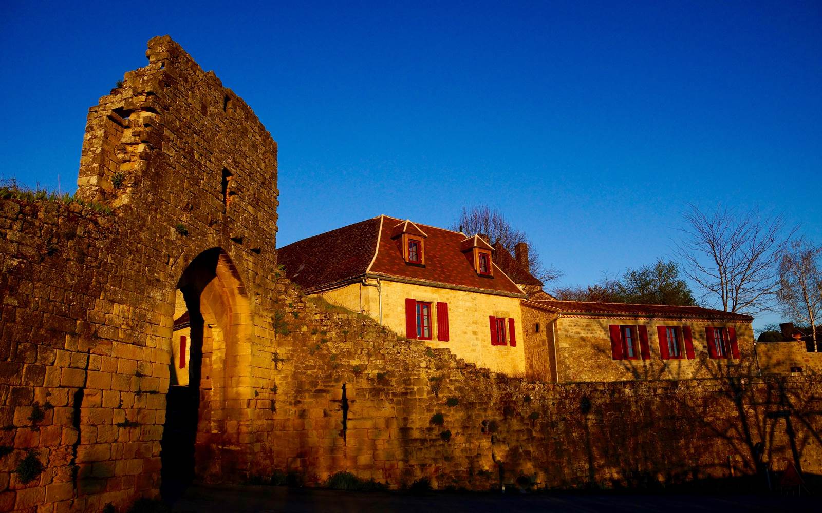 1 logis a Domme, Porte del bos