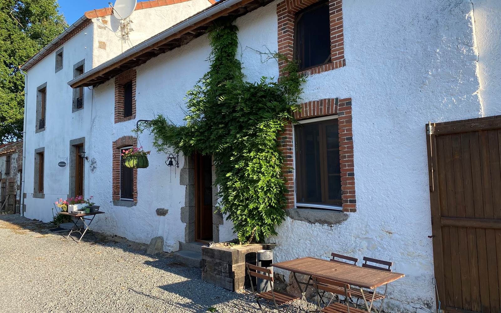 Photo de la façade sud de l'habitation - Chambres d'hôtes La Grange Richard à Dinsac