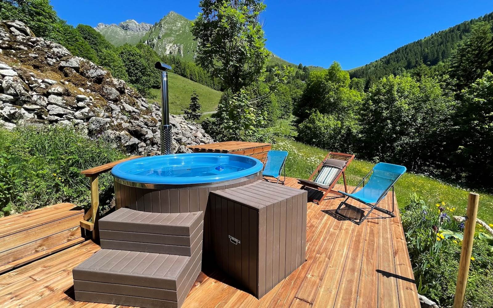 Détente profonde dans cette eau chaude face à la montagne et ses alpages.