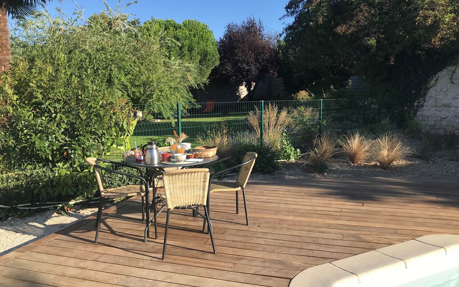petit déjeuner sur la terrasse piscine